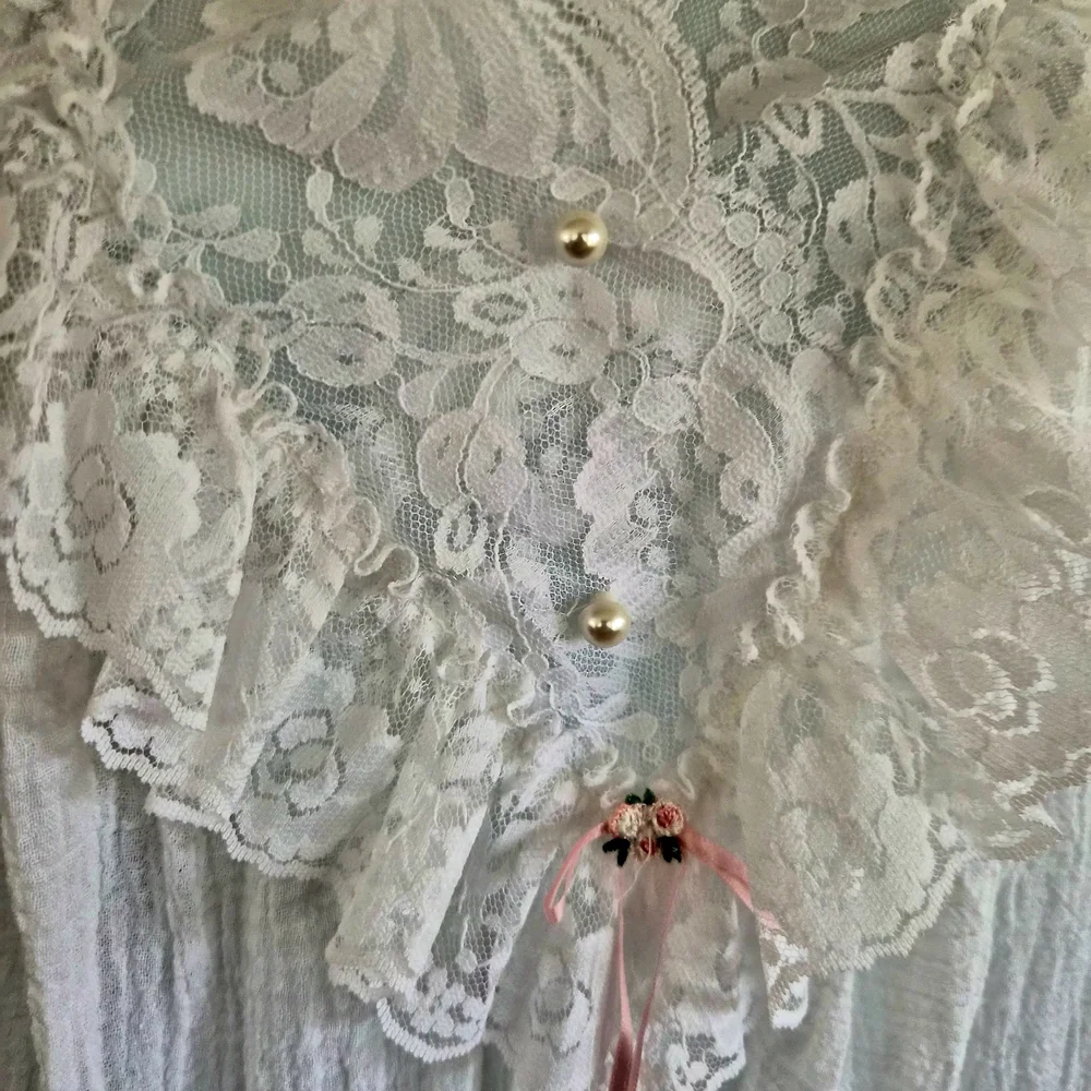 Elegant White Lace Nightgown - Picture 3 of 6